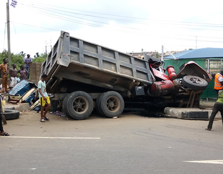 5 Injured As Truck Crashes Into Vehicles In Onitsha