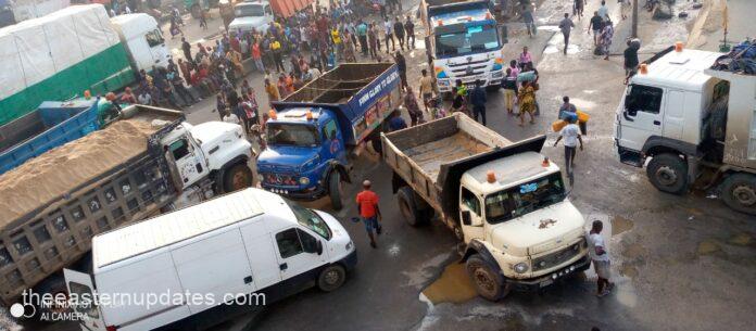 Drivers Block Niger Bridge Over Extortion, Cause Gridlock